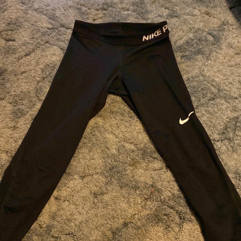 black and white nike pro capri’s